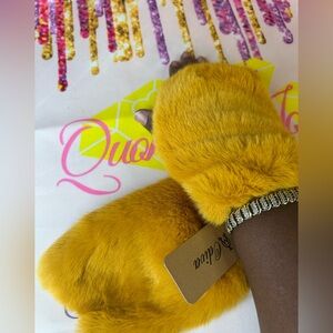 💥Diva Vibrant Yellow Faux Fur Mittens
